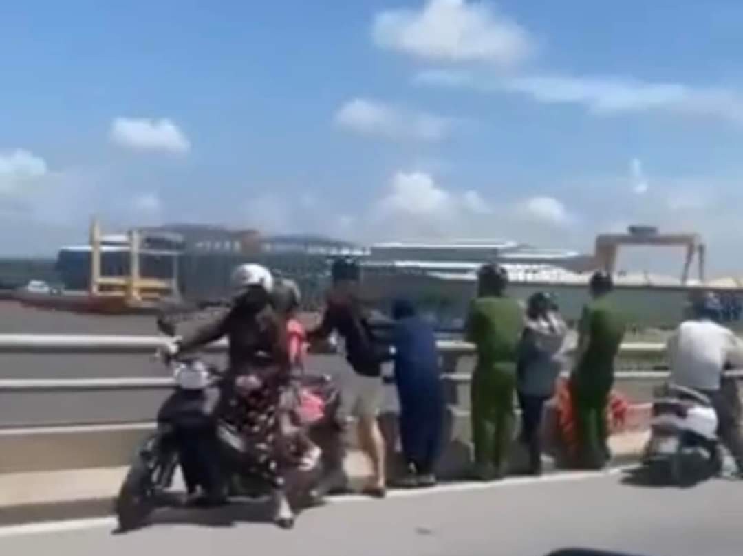 Công an huyện Tiên Lãng kịp thời cứu 1 người nước ngoài nhảy cầu Khuể tự tử 